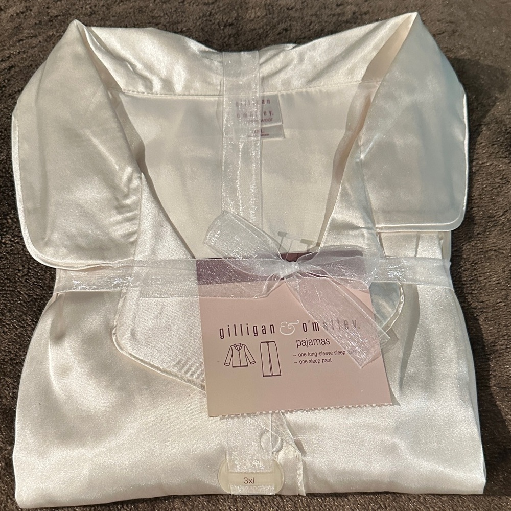NWT Gillian & O’Malley Two Piece Pajamas with Buttondown Top/Elastic waist pants